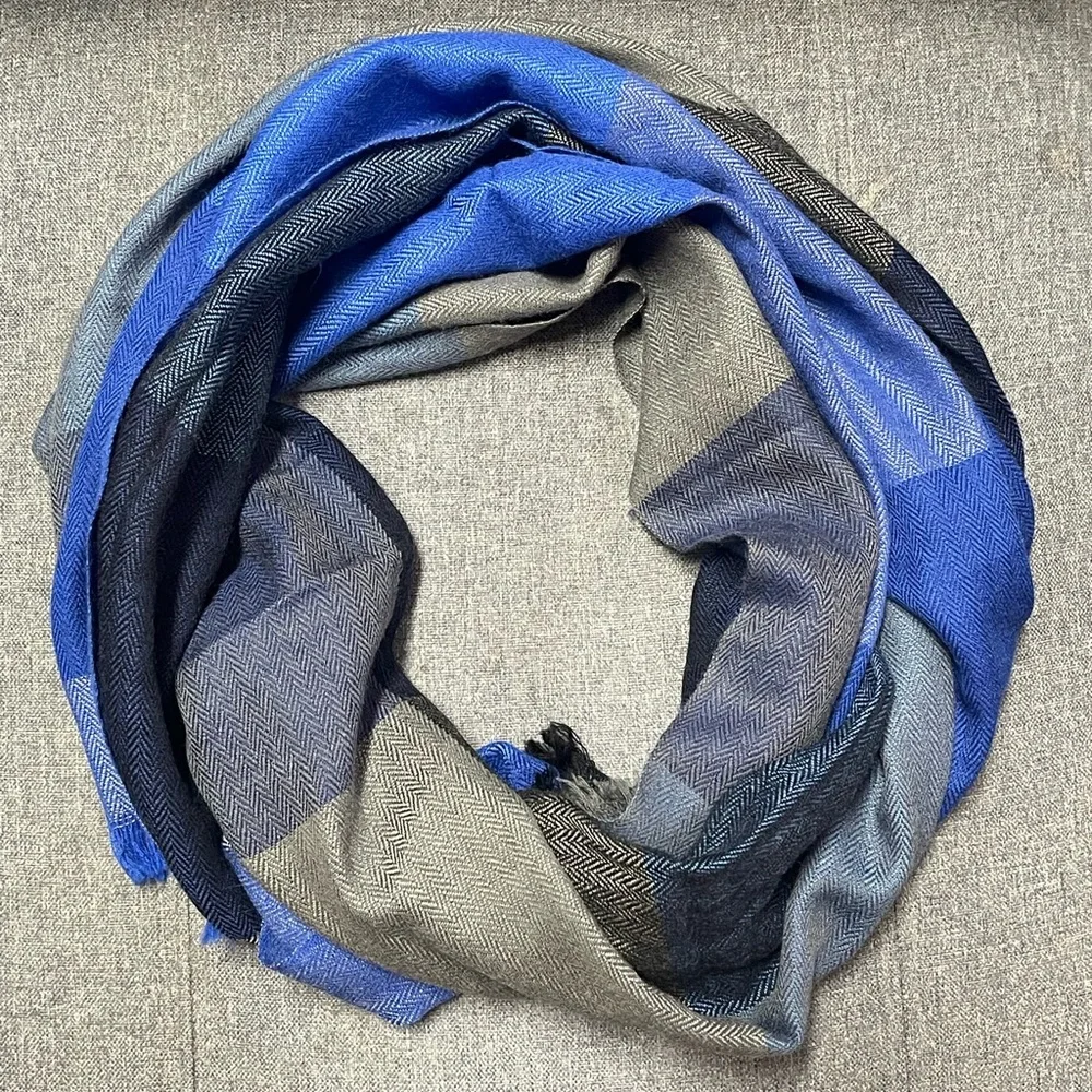 Banana Republic Elegant Blue & Gray Wool Scarf